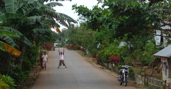 Village road b/w Bau Bau and Sampolawa