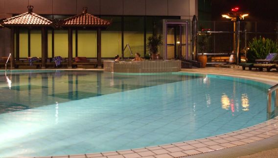 The open air swimming pool at Singapore Changi Airport